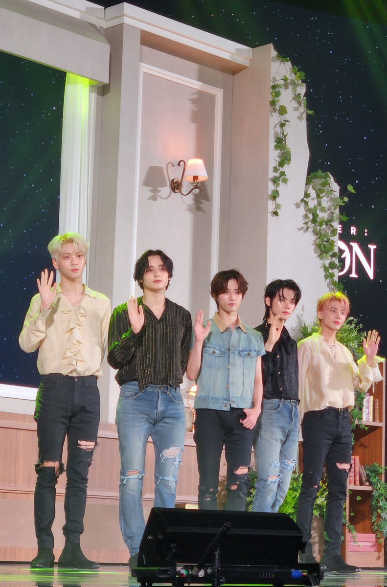 Never knew I'd see K-pop idols sing about an LSD trip

230126 press showcase

#TOMORROW_X_TOGETHER #TEMPTATION #SugarRushRide #txt