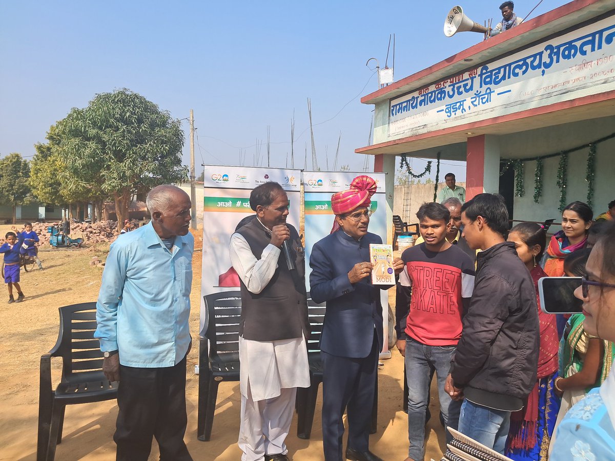 bksclpakur's tweet photo. The Decretay Bal Kalyan Sangh with Student of Ram Nath High School Celebrating Pariksha Parv 5.0 by distributing Exam Warrior book https://t.co/rUpIPF19t3