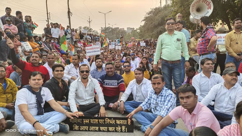 रोजी रोटी दे न सकी, वो सरकार निकम्मी है 
जो सरकार निकम्मी है , वो सरकार बदलनी है।
नियमितीकरण... दस दिन में नियमितीकरण करने का धोका ????? 1 वर्ष..आश्वाशन 2वर्ष आश्वाशन 3 वर्ष आश्वाशन 4वर्ष आश्वाशन...
5 वर्ष 26 जनवरी में धोका अब बजट में धोका....??
<a href="/bhupeshbaghel/">Bhupesh Baghel</a> 
<a href="/INCChhattisgarh/">INC Chhattisgarh</a>