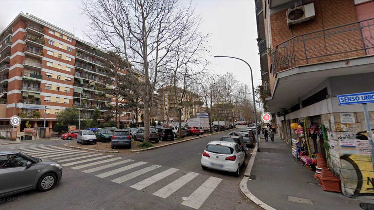 romatoday's tweet photo. Colpita al volto da un estraneo mentre passeggia in strada. Ipotesi knockout game https://t.co/K61rOyhlWJ https://t.co/QRRel0rRRZ