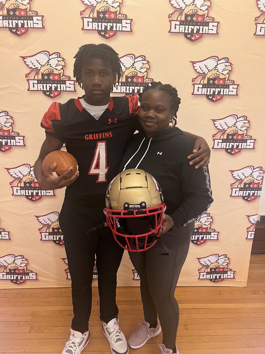 Bagszn_Ty's tweet photo. Had a great visit @SHU_FBALL 
Thanks to @CoachDC22, @CoachDay_ and the rest of the Seton Hill Coaching staff for the opportunity. https://t.co/MmG6qWDD5C