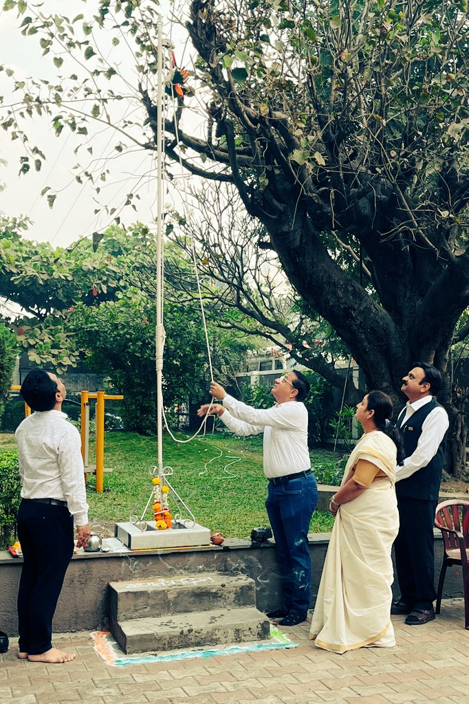 SwamiVishwas's tweet image. आजचा प्रजासत्ताक दिन मी कधी नाही विसरणार. माझ्या आयुष्यात पहिल्यांदाच माझ्या हस्ते भारताच्या तिरंग्याचे ध्वजारोहण करण्याचं सौभाग्य मला मिळाला. मला हा सन्मान दिल्याबद्दल मी #ATSS संस्थेचे, संस्थेच्या संस्थापकांचे मनापासून आभार मानतो. जय हिंद!
#ATSSCBSCA
#SPPU
#RepublicDay2023