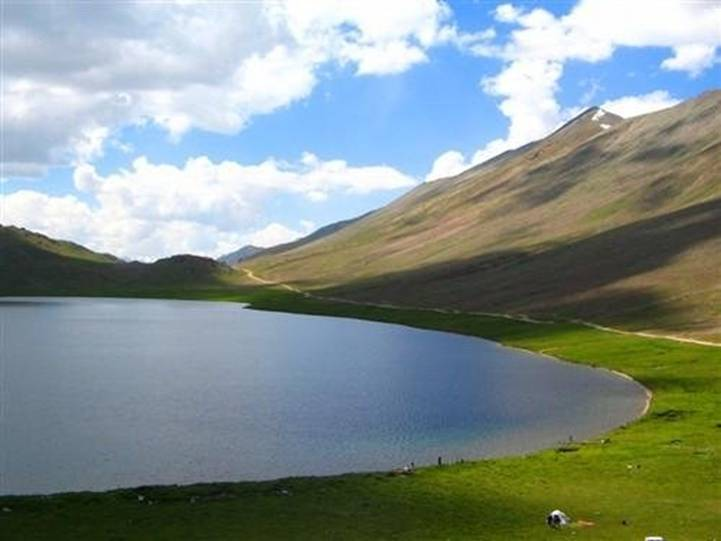 Paktourntravel's tweet photo. #Sheosar Lake
While exploring the vast plains of Deosai, you will encounter the mesmerizing lake of Sheosar Lake in between the plains. The world’s highest lake is of its kind with an elevation of 13,589 ft above sea level https://t.co/a4x1jo1TJC