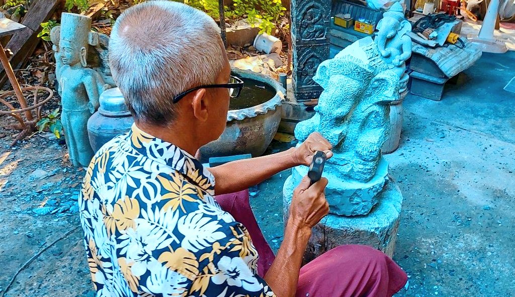 Thailandee_com's tweet photo. Aujourd'hui, je suis allé un des derniers sculpteurs de de pierre de statues khmères et #Bouddhas. Un personnage intéressant, sculpteur de père en fils. Infos bientôt sur https://t.co/op3VPVv30G https://t.co/aLnIPDMHQq