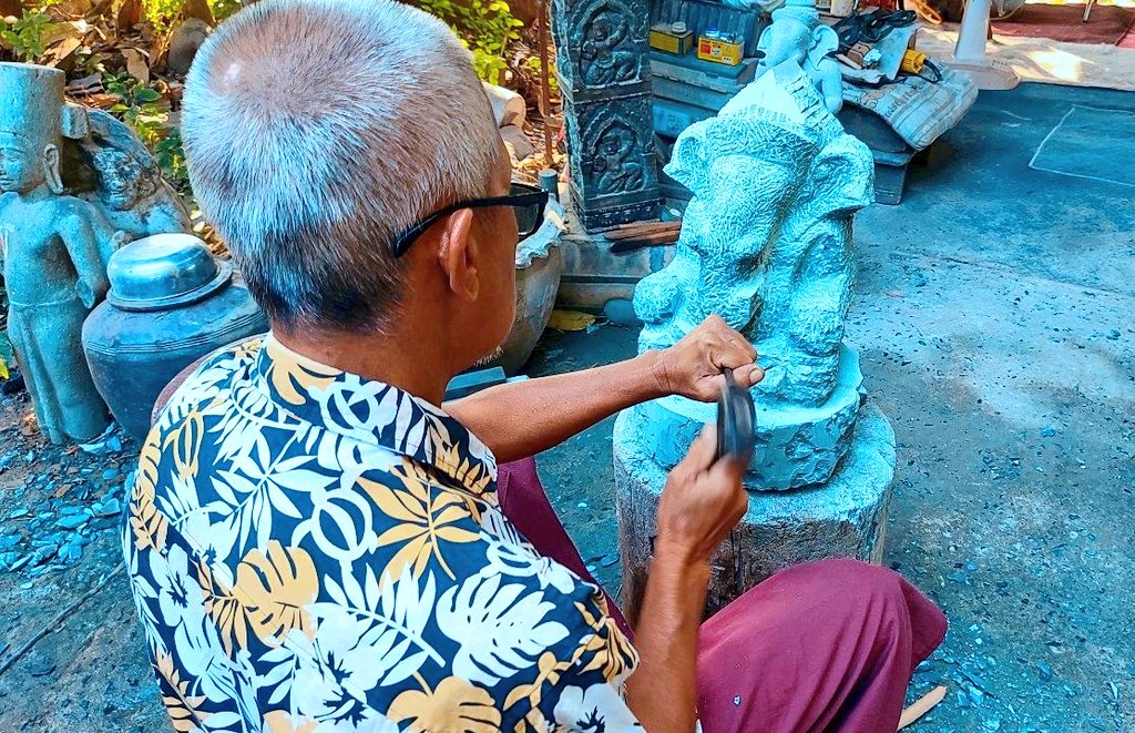 Thailandee_com's tweet photo. Aujourd'hui, je suis allé un des derniers sculpteurs de de pierre de statues khmères et #Bouddhas. Un personnage intéressant, sculpteur de père en fils. Infos bientôt sur https://t.co/op3VPVv30G https://t.co/aLnIPDMHQq