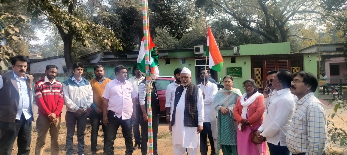 JMM_Purvi_'s tweet photo. भारतीय लोकतंत्र के महापर्व #गणतंत्र_दिवस की 73 वी वर्ष गाँठ पर जुगसलाई विधायक कार्यलय साकची जमशेदपुर पर
झंडातोलन किया गया।
#RepublicaDay 🇳🇪
🇳🇪 #गणतंत्रदिवस2023 🇳🇪
@HemantSorenJMM
@samirmohantyjmm @SanjibSardarMLA @MangalKalindi3 @sabitamahatoJMM @JMM_E_Singhbhum https://t.co/BEFHARwjLs