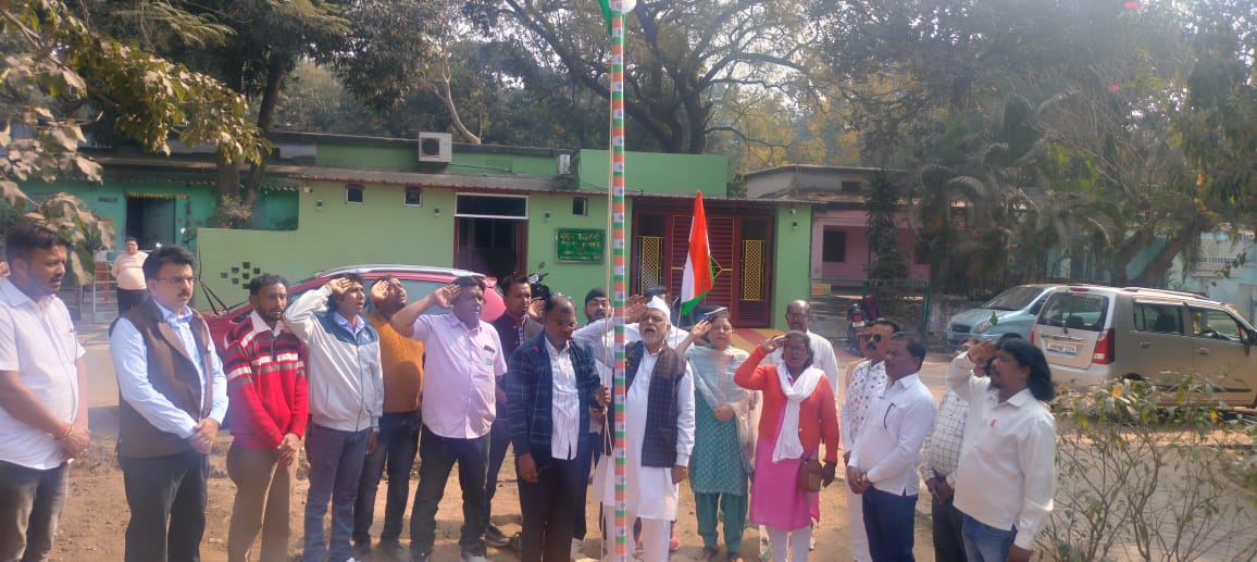 JMM_Purvi_'s tweet photo. भारतीय लोकतंत्र के महापर्व #गणतंत्र_दिवस की 73 वी वर्ष गाँठ पर जुगसलाई विधायक कार्यलय साकची जमशेदपुर पर
झंडातोलन किया गया।
#RepublicaDay 🇳🇪
🇳🇪 #गणतंत्रदिवस2023 🇳🇪
@HemantSorenJMM
@samirmohantyjmm @SanjibSardarMLA @MangalKalindi3 @sabitamahatoJMM @JMM_E_Singhbhum https://t.co/BEFHARwjLs