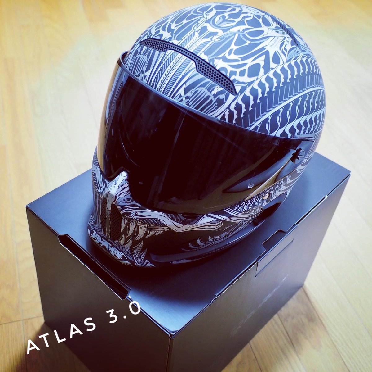 grgo47's tweet photo. 届いた🇬🇧🛩📦
わかってる、わかってる...
おれも頭は一つしかないよな⁈
#ruroc #atlas4 #rawcarbon #motorcycle #helmets #life_with_motorcycle https://t.co/ysLQsMeARe