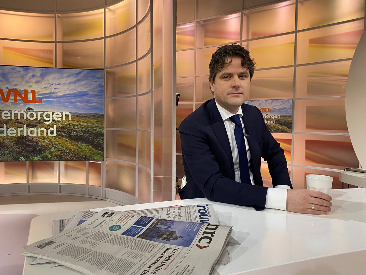 WNLVandaag's tweet image. #GoedemorgenNederland! Aan tafel zitten Tweede Kamerlid CDA @HenriBontenbal over het zonnepanelen-debat, Carla Hollak over het medicijntekort en @albertverlinde1 over het Nationaal Theaterweekend. Kijk mee tot 10:00 uur op NPO1. #WNL #NPO
