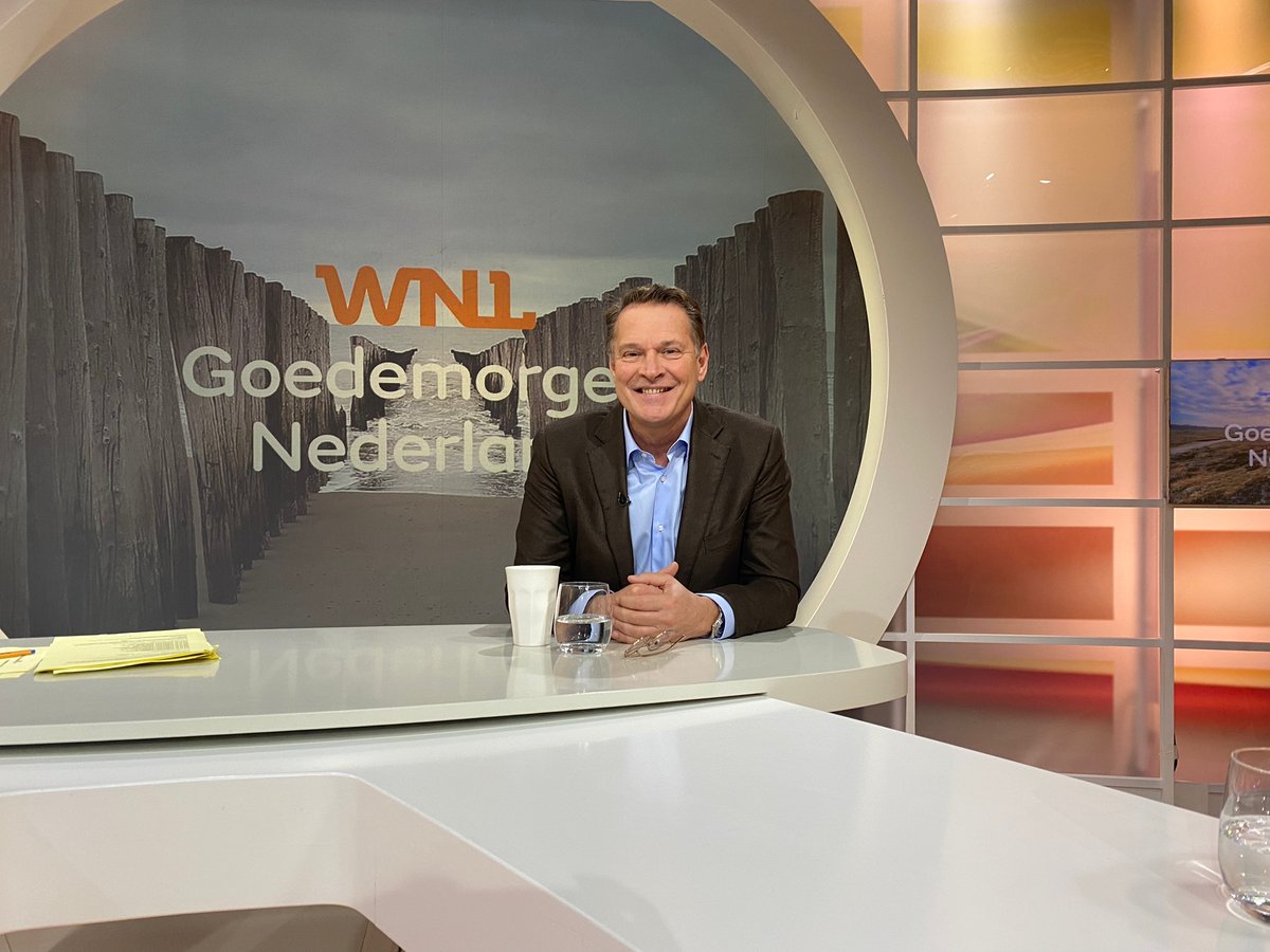 WNLVandaag's tweet image. #GoedemorgenNederland! Aan tafel zitten Tweede Kamerlid CDA @HenriBontenbal over het zonnepanelen-debat, Carla Hollak over het medicijntekort en @albertverlinde1 over het Nationaal Theaterweekend. Kijk mee tot 10:00 uur op NPO1. #WNL #NPO