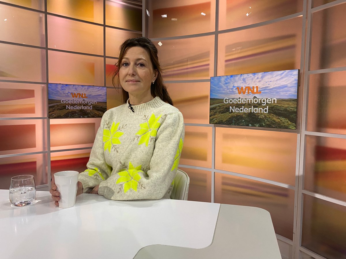 WNLVandaag's tweet image. #GoedemorgenNederland! Aan tafel zitten Tweede Kamerlid CDA @HenriBontenbal over het zonnepanelen-debat, Carla Hollak over het medicijntekort en @albertverlinde1 over het Nationaal Theaterweekend. Kijk mee tot 10:00 uur op NPO1. #WNL #NPO