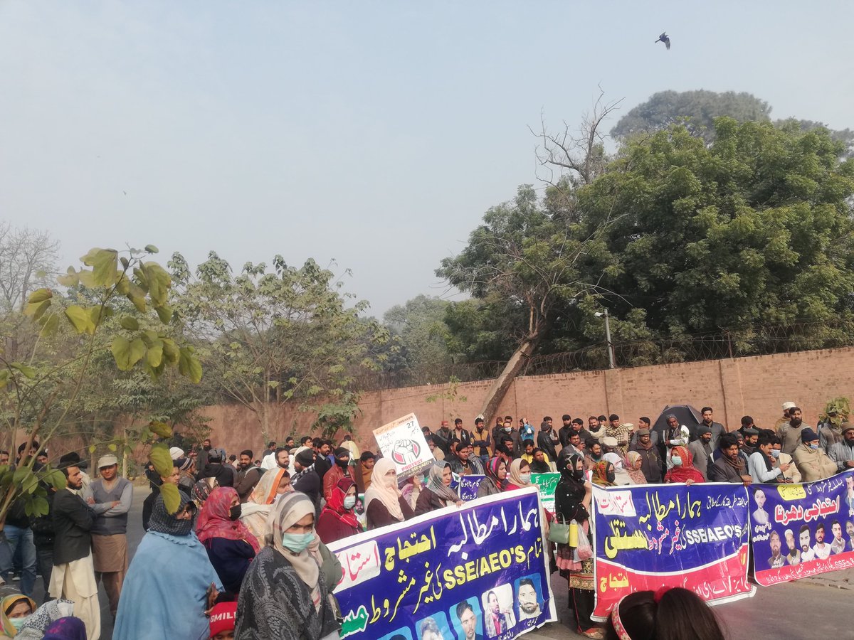 wild__catoo's tweet photo. زمان پارک میں کچھ دن پہلے اساتذہ کو پی۔ٹی۔آئی والے ذلیل کر رہے تھے۔۔۔ آج خود۔۔۔۔
ان شاءاللہ آپ کی خودغرضی جلد سامنے آئے گی۔۔۔ https://t.co/BEK442NGgW