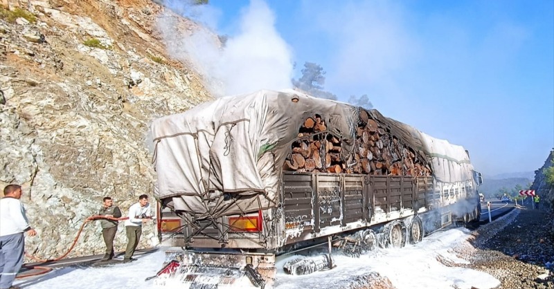 dailyfethiyecom's tweet photo. 🟥A fire broke out in a truck loaded with logs on the Marmaris-Datca Highway