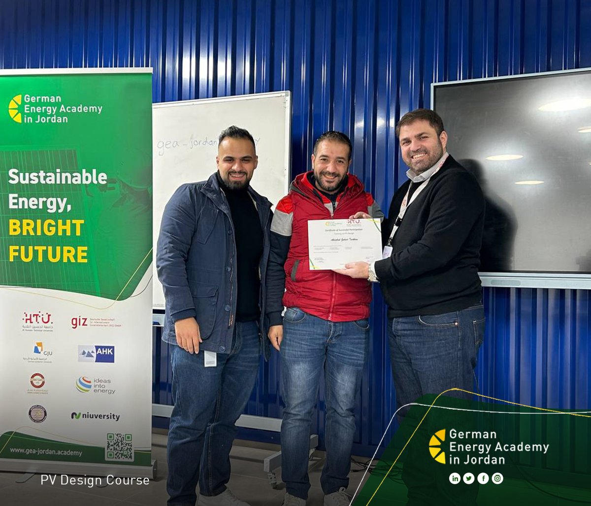 GEAinJordan's tweet photo. من صور اختتام برنامج تصميم أنظمة الطاقة الكهروضوئية، والذي امتد من 2/1/2023 إلى 12/1/2023.

#GEAinJordan
#GermanEnergyAcademyJordan
#Jordan #Germany #Energy https://t.co/ZJLVOg6ETu