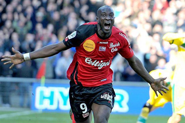 #foot #football #TeamEAG #AnnivEAG #WarRaok

⚽️⚽️🎂🎂 JOYEUX ANNIVERSAIRE 🎂🎂⚽️⚽️

Mustapha Yatabaré - 🇲🇱🇫🇷 - 3⃣7⃣ ans - Attaquant - <a href="/MustYatabare9/">Mustapha Yatabaré</a>

Avec l'<a href="/EAGuingamp/">En Avant Guingamp</a> entre 2011 et 2014
👕1⃣0⃣2⃣
⚽️4⃣3⃣

Actuellement à <a href="/Sivasspor/">Sivasspor</a> 

International 🇲🇱