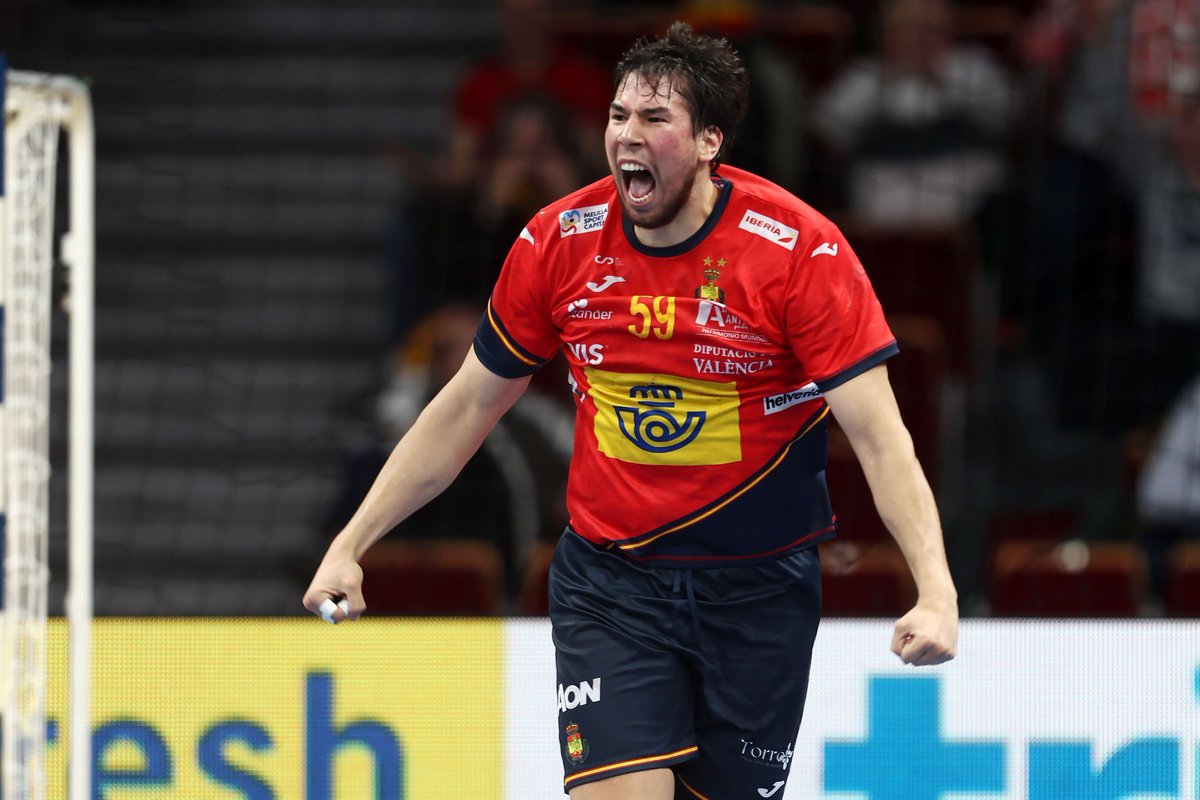 RFEBalonmano's tweet photo. 🪄 Es el 𝐠𝐞𝐧 𝐃𝐮𝐣𝐬𝐡𝐞𝐛𝐚𝐞𝐯, no lo pueden entender 😍

🎩 ¡A sus pies @AlexDujshebaev @danidujshe44!

#StickTogether #POLSWE2023 #SerHispano https://t.co/fE9wEIOMHt