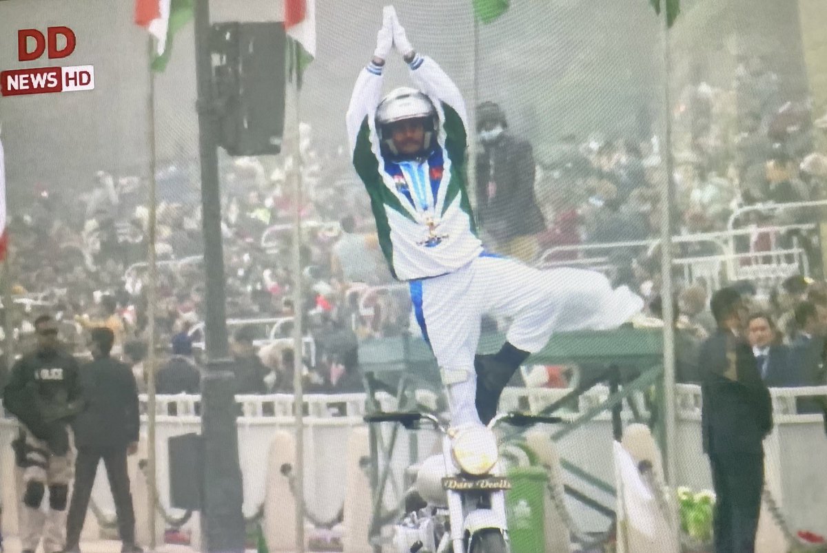 Smita_Sharma's tweet image. Now to my favourite part of #RepublicDayParade Daredevils with complex formations and choreography.  🇮🇳 #RDay (DO NOT TRY THESE STUNTS)