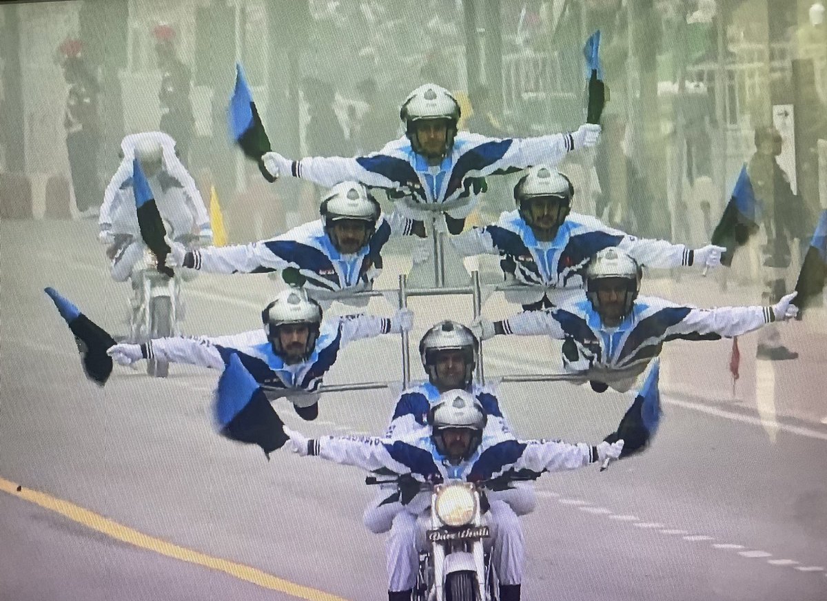 Smita_Sharma's tweet image. Now to my favourite part of #RepublicDayParade Daredevils with complex formations and choreography.  🇮🇳 #RDay (DO NOT TRY THESE STUNTS)