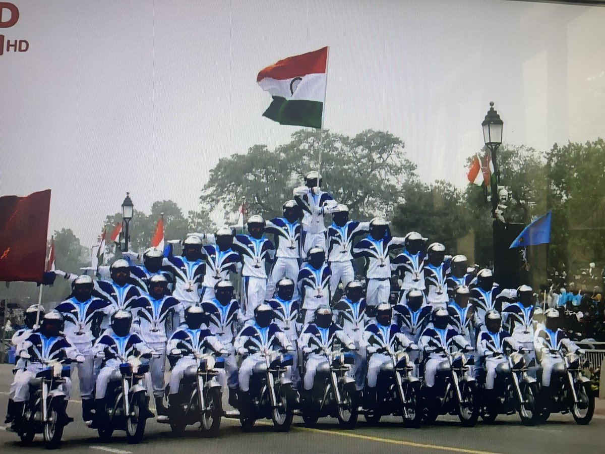 Smita_Sharma's tweet image. Now to my favourite part of #RepublicDayParade Daredevils with complex formations and choreography.  🇮🇳 #RDay (DO NOT TRY THESE STUNTS)