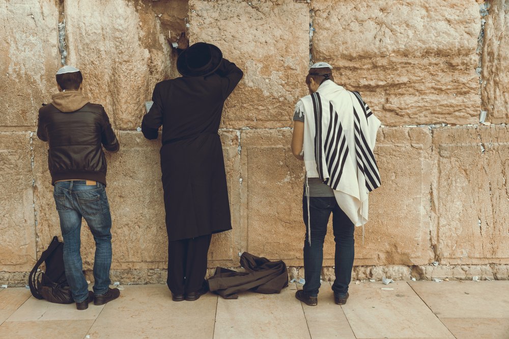 من أمام حائط المبكى في المدينة المقدسة أورشليم، عاصمة الشعب اليهودي منذ أكثر من 3000 عام. ...