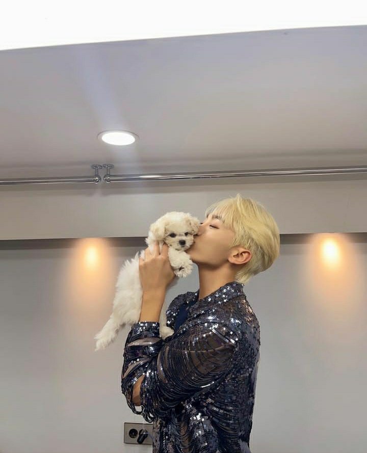 Nd_aksra's tweet photo. @coupedetaat We love you Seungkwan!! ❤️❤️🙆‍♀️ https://t.co/PEnMGmCn2D