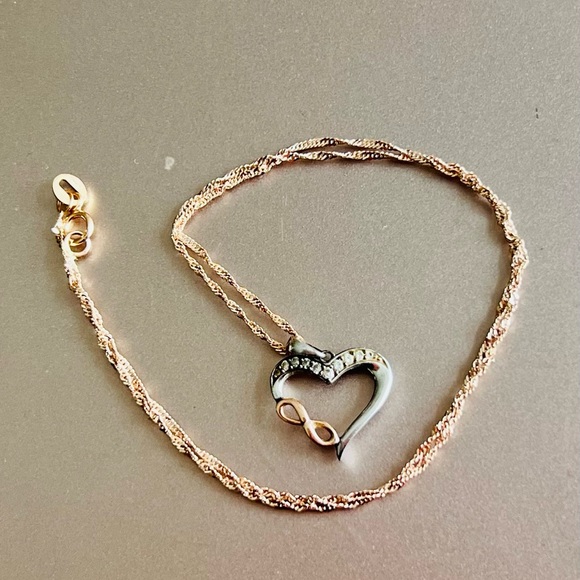 VintageJen896's tweet photo. So good I had to share! Check out all the items I'm loving on @Poshmarkapp #poshmark #fashion #style #shopmycloset #styleco #mishansha: https://t.co/mGttsWoahk https://t.co/h8iIBsEaRV