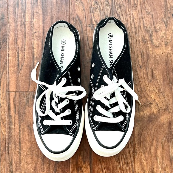 VintageJen896's tweet photo. So good I had to share! Check out all the items I'm loving on @Poshmarkapp #poshmark #fashion #style #shopmycloset #styleco #mishansha: https://t.co/mGttsWoahk https://t.co/h8iIBsEaRV