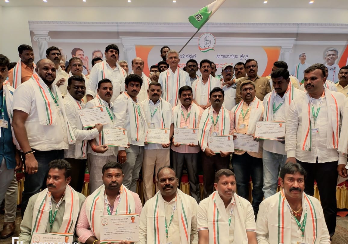 Anjan94150697's tweet photo. MLA said, Inclusion of new office bearers of #ChikkaJala Block CC is a new step to strengthen the Cong in Byat'pura & distributed to the booth committee to CJ Block Panchayat INCians
The INC is back to roots— strengthening its cadres from Block Panchayat.
#KarnatakaElection2023 https://t.co/MfVdoZr6Ex