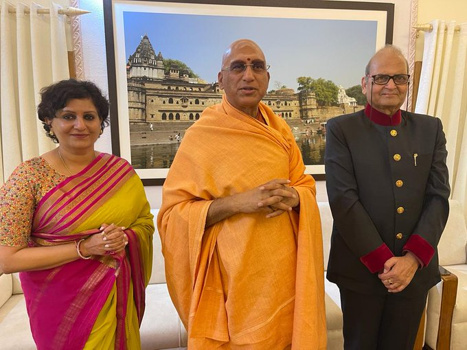 1stIndiaNews's tweet image. स्वामी अवधेशानंद गिरि महाराज पहुंचे भोपाल 

जूना अखाड़े के आचार्य महामंडलेश्वर हैं स्वामी अवधेशानंद गिरि, राना अध्यक्ष प्रेम भंडारी और डॉ.रेखा भंडारी भी साथ पहुंचे भोपाल, भोपाल के राजाभोज एयरपोर्ट पर हुआ जोरदार स्वागत...

@AvdheshanandG @PremBhandariNYC #Bhopal