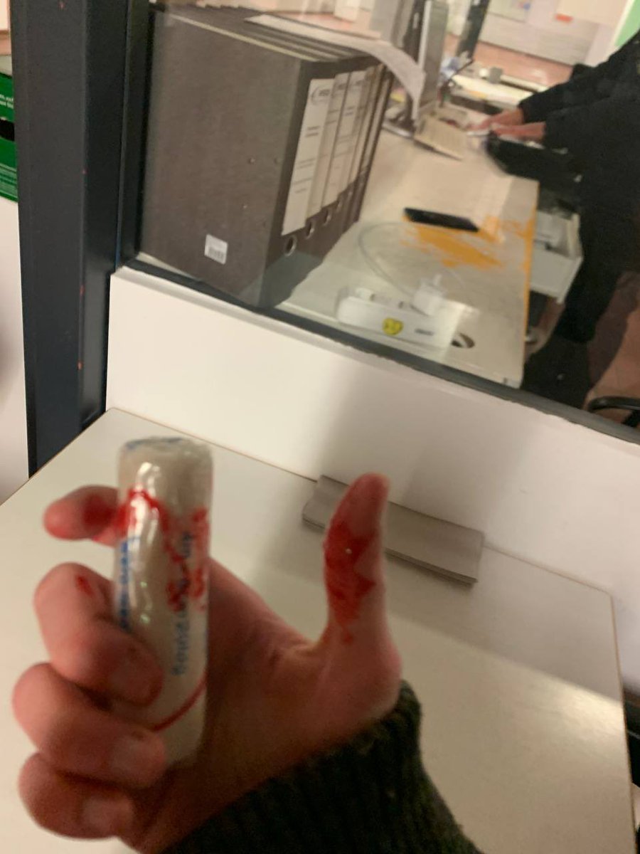 ronalyze's tweet photo. ANGRIFF AUF FEMISTINNEN AN @goetheuni Frankfurt. Gestern haben junge Feministinnen friedlich gegen einen Vorstoß zur #unisexlatrine der „Rosa Liste“ vor dem Studierendenparlament protestiert und wurden tätlich angegriffen und verletzt. @JSevincBasad @ZaraRiffler @KrischkeBen https://t.co/pRp5POWMcf