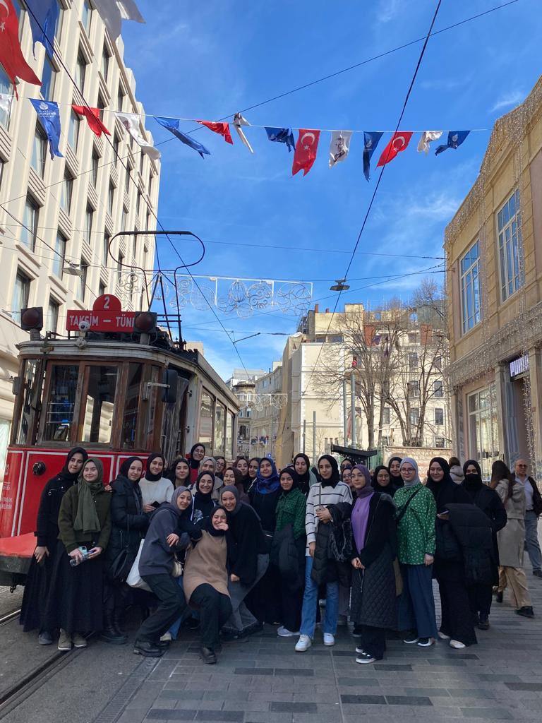 tugvabasaksehir's tweet photo. 📢 Gezi kulübümüzde bugün:

📍Galata Kulesi
📍Galata Mevlevihanesi 
📍Mısır Apartmanı
📍Taksim Camii

Gezi kulübümüze eşlik eden,

📌 Celalettin Ökten Kız Anadolu İmam Hatip Lisesi

Öğrencilerimizle beraber keyifli ve bilgili bir gezi gerçekleştirdik. 

Haydi Sende Gel.. 😎 https://t.co/CLLQ2QtTYt
