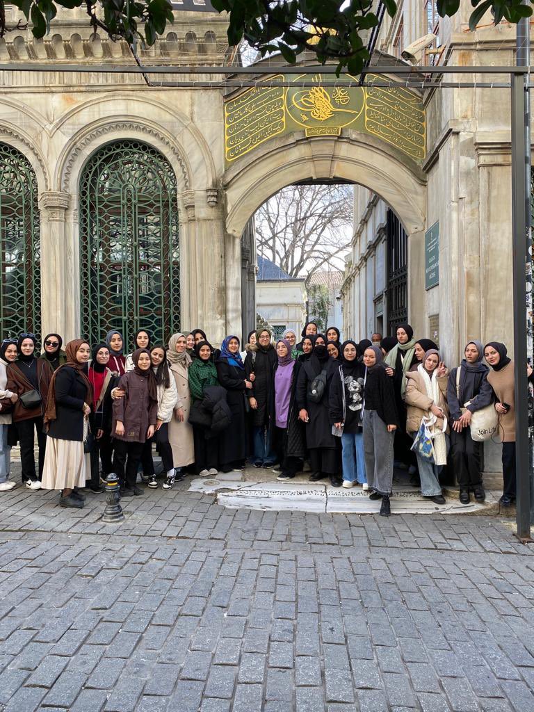 tugvabasaksehir's tweet photo. 📢 Gezi kulübümüzde bugün:

📍Galata Kulesi
📍Galata Mevlevihanesi 
📍Mısır Apartmanı
📍Taksim Camii

Gezi kulübümüze eşlik eden,

📌 Celalettin Ökten Kız Anadolu İmam Hatip Lisesi

Öğrencilerimizle beraber keyifli ve bilgili bir gezi gerçekleştirdik. 

Haydi Sende Gel.. 😎 https://t.co/CLLQ2QtTYt