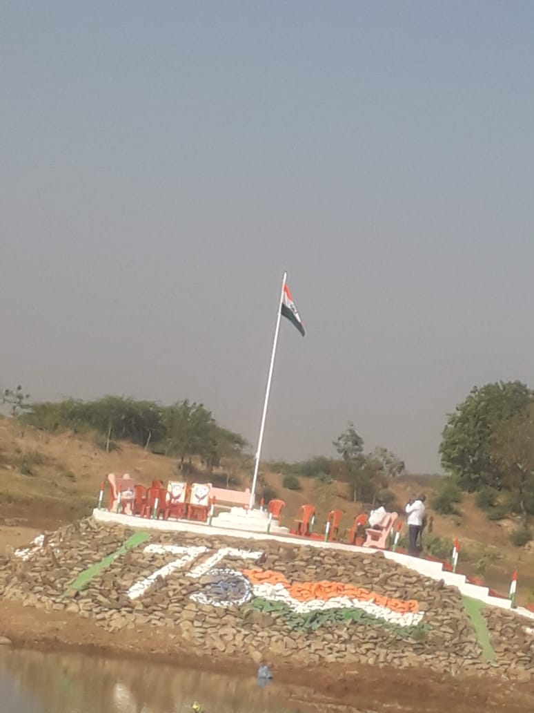 EKalaburagi's tweet photo. ಕಲ್ಬುರ್ಗಿ ತಾಲೂಕಿನ ಭೂಪಾಲ್ ತಗನೂರು ಗ್ರಾಮ ಪಂಚಾಯತಿಯಲ್ಲಿ ಬರುವ  ವೆಂಕಟ್ ಬೇನೂರ್ ಗ್ರಾಮದಲ್ಲಿ ಅಮೃತ ಸರೋವರ  ಕೆರೆಯಲ್ಲಿ ಊರಿನ ಹಿರಿಯ ನಾಯಕರು ಧ್ವಜ ಹಾರಿಸಿದರು ಹಾಗೂ ಅಮೃತ ಸರೋವರ ಯೋಜನೆ ಬಗ್ಗೆ ಶಾಲೆ ಮಕ್ಕಳಿಗೆ  ಚಿತ್ರಕಲೆ ಸ್ಪರ್ಧೆ ವಿಜೇತ ವಿದ್ಯಾರ್ಥಿಗಳಿಗೆ ಬಹುಮಾನ ವಿತರಿಸಿದರು @MgnregaZp @CEOZPKalaburagi @veerukaulgi https://t.co/Cf5iZ1uRc0
