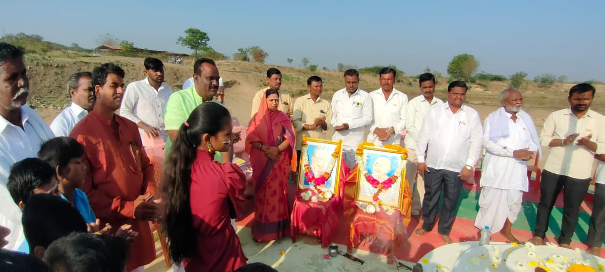 EKalaburagi's tweet photo. ಕಲ್ಬುರ್ಗಿ ತಾಲೂಕಿನ ಭೂಪಾಲ್ ತಗನೂರು ಗ್ರಾಮ ಪಂಚಾಯತಿಯಲ್ಲಿ ಬರುವ  ವೆಂಕಟ್ ಬೇನೂರ್ ಗ್ರಾಮದಲ್ಲಿ ಅಮೃತ ಸರೋವರ  ಕೆರೆಯಲ್ಲಿ ಊರಿನ ಹಿರಿಯ ನಾಯಕರು ಧ್ವಜ ಹಾರಿಸಿದರು ಹಾಗೂ ಅಮೃತ ಸರೋವರ ಯೋಜನೆ ಬಗ್ಗೆ ಶಾಲೆ ಮಕ್ಕಳಿಗೆ  ಚಿತ್ರಕಲೆ ಸ್ಪರ್ಧೆ ವಿಜೇತ ವಿದ್ಯಾರ್ಥಿಗಳಿಗೆ ಬಹುಮಾನ ವಿತರಿಸಿದರು @MgnregaZp @CEOZPKalaburagi @veerukaulgi https://t.co/Cf5iZ1uRc0
