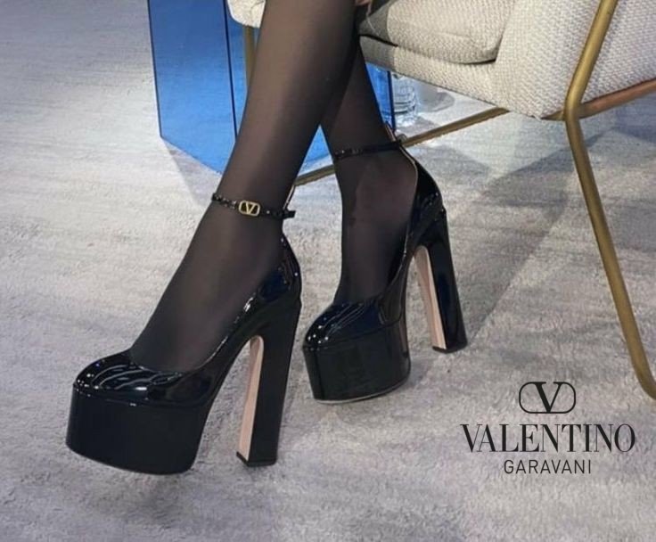 omgbabib's tweet photo. ◯⃘  ׁ  ݂ 💄‌  ݂  ᥀ 𝐁oa noite/ Eu não acho que esse seja um horário descente para fazer esse anúncio, todavia, queria compartilhar o quão feliz estou em ter sido aceita na @VLTNrp , e poder fazer parte desse equipe incrível. E claro, já garanti o meu primeiro mimo da marca! https://t.co/cbHFqP23ZZ