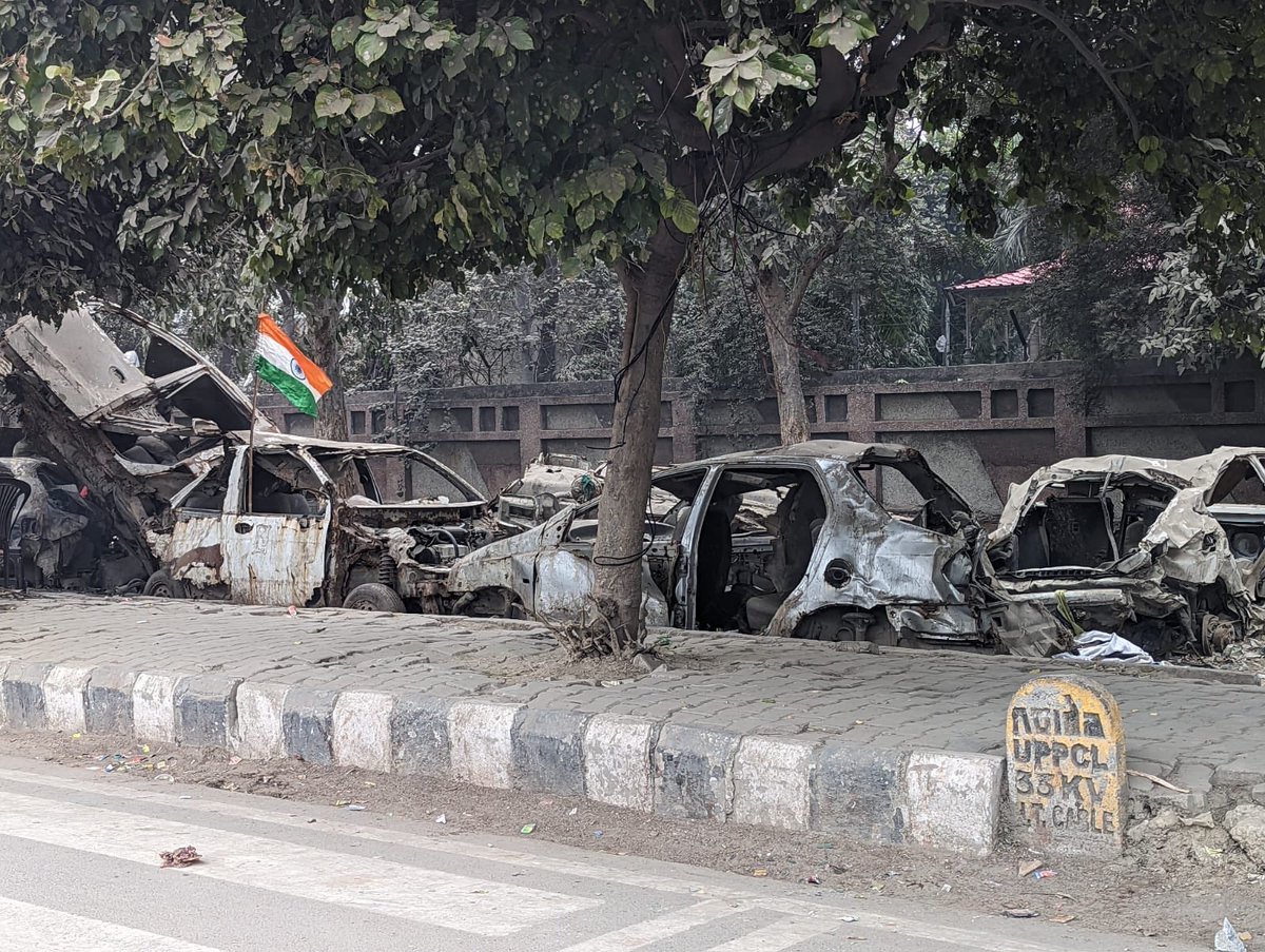 MILVETERAN's tweet image. ⁦@CeoNoida⁩ ⁦@noida_authority⁩ . Car Junk Depot opposite #GejhaCarMarket mushrooming on #Janpath ,stones  throw from ⁦@noidapolice⁩ HQs.Poor Hawkers removed for beautification why not the rich &amp;amp; mighty ?? #Noida 
#GautamBudhNagar