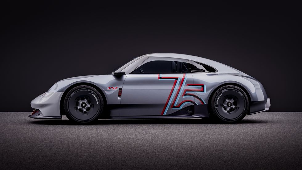 sadmachine730's tweet photo. ポルシェ356生誕75周年にて #Vision357 発表
718 Cayman GT4 RS ベース(4L6気筒ミッドシップ)
非EVだし(e-FUEL推しみたい)なんといってもオーバーハング短くコンパクトなトコがエエ感じ!😊 https://t.co/gIsTC2lNLT