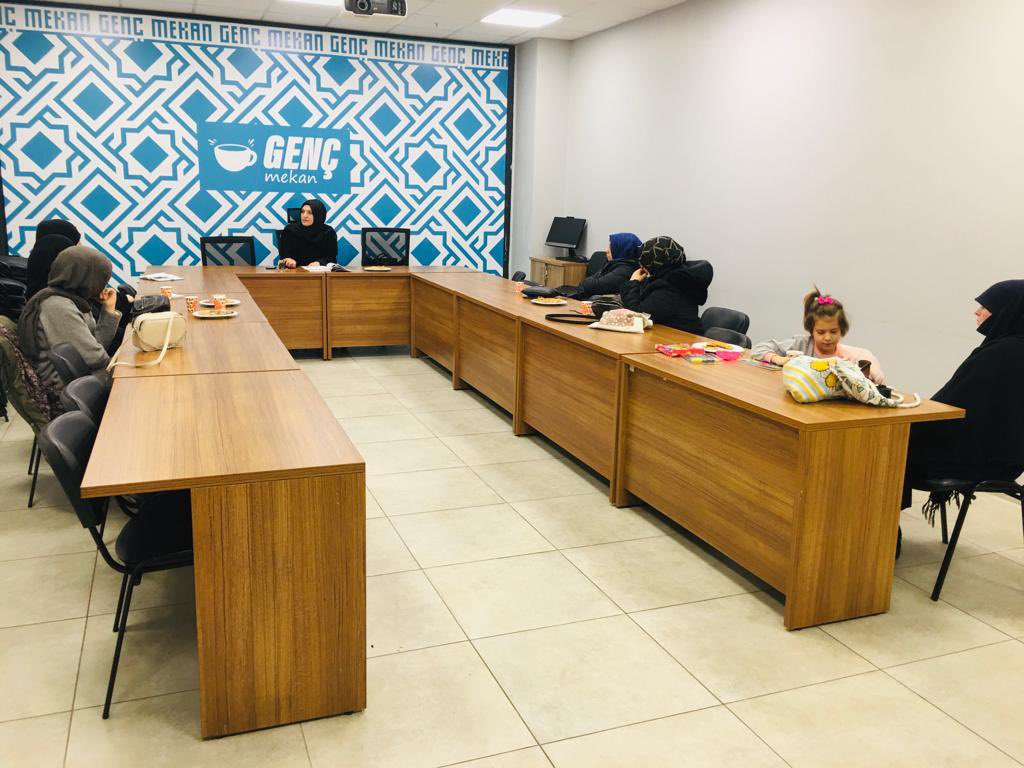 tugvabasaksehir's tweet photo. Liseli ve Üniversiteli genç hanımlarımızla yine sıcak bir muhabbet ortamında bir aradaydık. ☺️

İslama Bakış sohbetimiz de bu hafta "İhlas ve Niyet” konusunu işledik.🌼

Haftaya seni de bekliyoruz. 🙋🏻‍♀️
Bir DM yakınındayız.🤗 https://t.co/3zGuuJrNKY