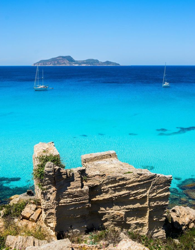 VisitSicilyOP's tweet photo. Sentite anche voi questa "celeste nostalgia"? 💙
Mare turchese e scenario roccioso.. avete già inserito una visita all'iconica Scogliera di Cala Rossa nei piani per la prossima vacanza? #Favignana #Egadi #visitsicilyinfo #sicily #summer2023 
📸 Vito Lombardo Ph https://t.co/2EZSmgItAP