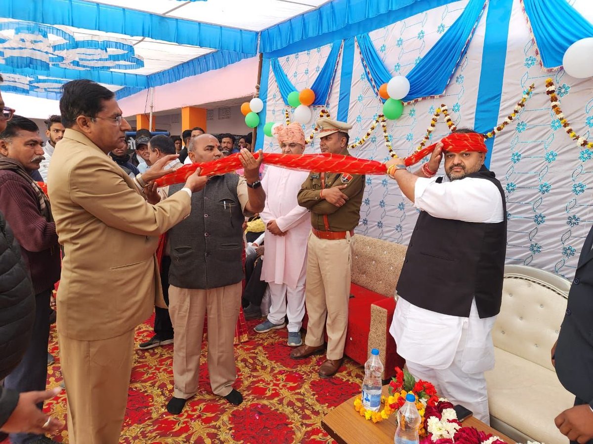 dgurjarofficial's tweet photo. आज गणतंत्र दिवस के पावन अवसर पर कोटड़ी में उपखण्ड स्तरीय कार्यक्रम में शरबती गाड़ोदिया रा० बा० उ० मा० विद्यालय में मुख्य अतिथि के रूप पहुँच, ध्वजारोहण कर, ध्वज को सलामी दी। कार्यक्रम में राष्ट्रगान के बाद स्कूल के छात्र- छात्राओं ने कई देशभक्ति व सांस्कृतिक कार्यक्रम पेश किए।
1/2 https://t.co/9OfjE99a4l