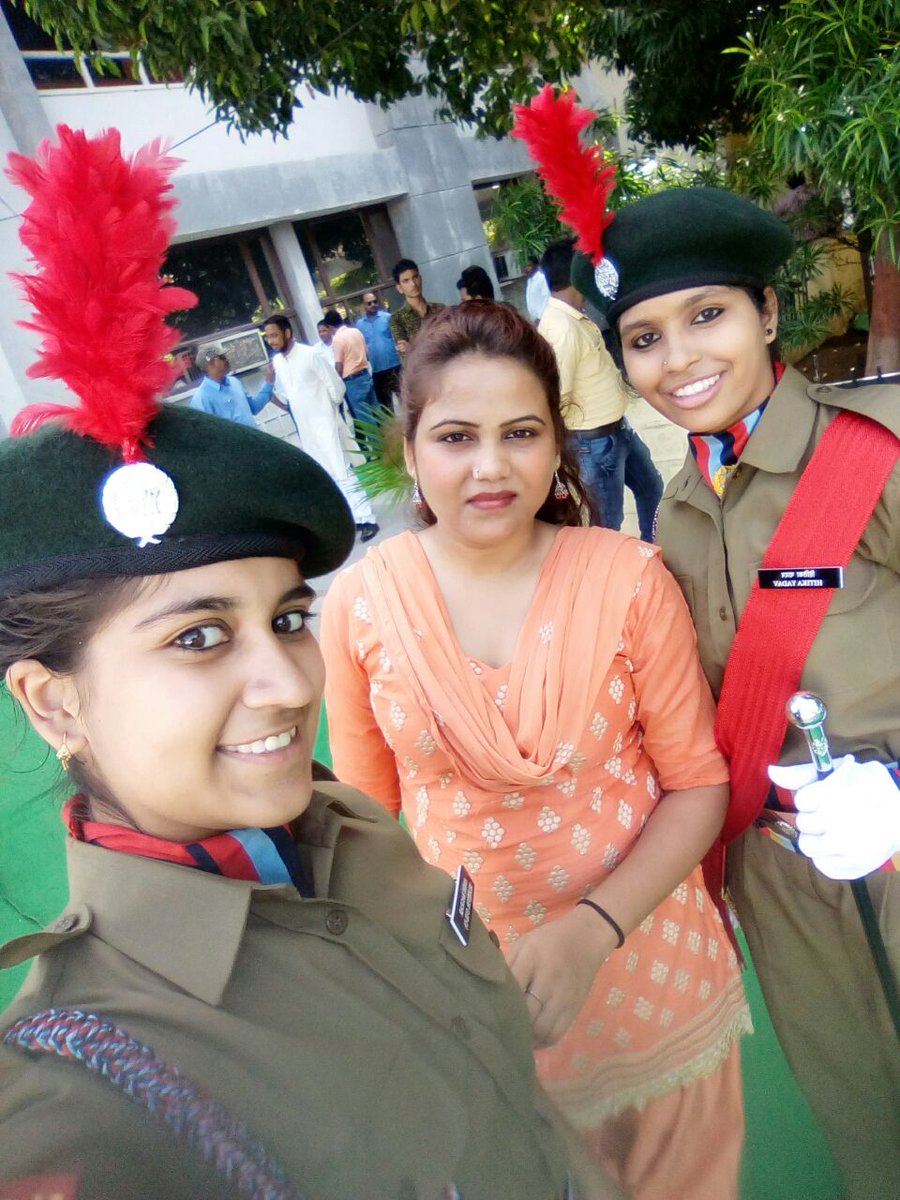 Jyoti Rao (@jyotirao0941) on Twitter photo рдкрд░рд┐рдВрджреЛ рдХрд╛ рднреА рдШрд░ рд╣реЛ
рдордЬрджреВрд░реЛрдВ рдХрд╛ рднреА рд╕рд╣рд░ рд╣реЛ
рд░рд╛рдд рд╣реЛ рдкрд░ рди рдбрд░ рд╣реЛ
рдЧрд╛рдВрд╡ рд╣реЛ рдпрд╛ рдирдЧрд░ рд╣реЛ
рдЦреЗрддреЛ рдореЗрдВ рдкрд╛рдиреА рд╣реЛ
рдХрд┐рд╕рд╛рдиреЛрдВ рдХреА рднреА рдЬрд┐рдВрджрдЧрд╛рдиреА рд╣реЛ
рдЖрд╡рд╛рдЬ рдЖрдЬрд╝рд╛рдж рдФрд░ рдмреБрд▓рдВрдж рд░рд╣реЗ
рд▓реЛрдХрддрдВрддреНрд░ рдореЗрдВ рд╕рдЪрдореБрдЪ, рд▓реЛрдХ рд░рд╣реЗ рддрдВрддреНрд░ рд░рд╣реЗ
рд╣рдо рд░рд╣реЗрдВ рдпрд╛ рди рд░рд╣реЗрдВ, рдЖрдмрд╛рдж рдЧрдгрддрдВрддреНрд░ рд░рд╣реЗ рдкрд░рд┐рдВрджреЛ рдХрд╛ рднреА рдШрд░ рд╣реЛ
рдордЬрджреВрд░реЛрдВ рдХрд╛ рднреА рд╕рд╣рд░ рд╣реЛ
рд░рд╛рдд рд╣реЛ рдкрд░ рди рдбрд░ рд╣реЛ
рдЧрд╛рдВрд╡ рд╣реЛ рдпрд╛ рдирдЧрд░ рд╣реЛ
рдЦреЗрддреЛ рдореЗрдВ рдкрд╛рдиреА рд╣реЛ
рдХрд┐рд╕рд╛рдиреЛрдВ рдХреА рднреА рдЬрд┐рдВрджрдЧрд╛рдиреА рд╣реЛ
рдЖрд╡рд╛рдЬ рдЖрдЬрд╝рд╛рдж рдФрд░ рдмреБрд▓рдВрдж рд░рд╣реЗ
рд▓реЛрдХрддрдВрддреНрд░ рдореЗрдВ рд╕рдЪрдореБрдЪ, рд▓реЛрдХ рд░рд╣реЗ рддрдВрддреНрд░ рд░рд╣реЗ
рд╣рдо рд░рд╣реЗрдВ рдпрд╛ рди рд░рд╣реЗрдВ, рдЖрдмрд╛рдж рдЧрдгрддрдВрддреНрд░ рд░рд╣реЗ