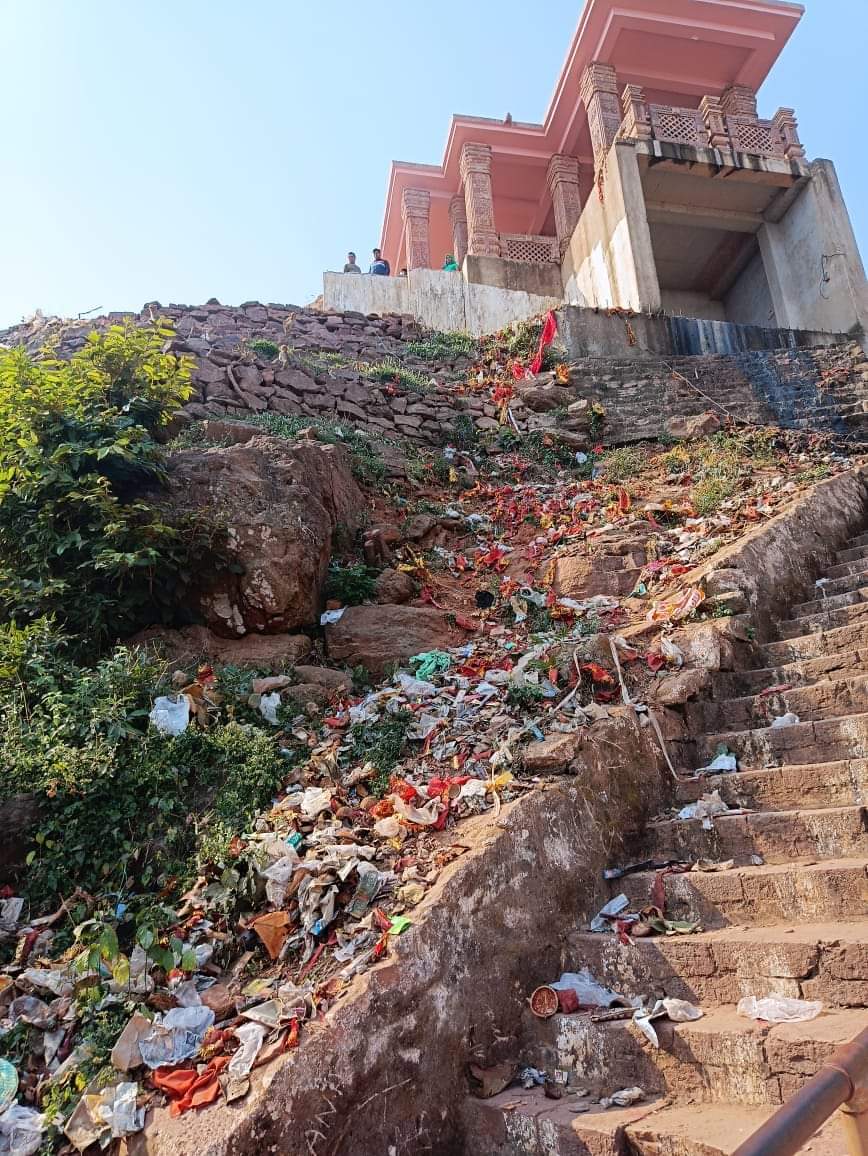 HaraprasadJitt's tweet photo. We sattvic soul ploggers team ganjam conveyed several times to taratarini temple trusty and our  Purushottam BDO sir too regarding this matter of concern still we didn't get any updates or betterment of the cleaning situation.We#Soulploggers committed to keep the place clean. https://t.co/g1E6PvOa5Q