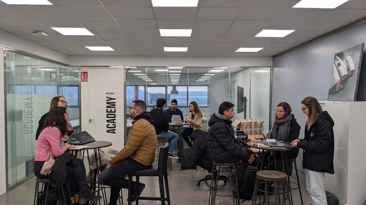 QEV_Tech's tweet photo. El pasado martes, QEV Academy organizó unas jornadas muy especiales para nuestros alumnos, de la mano de @CIACnews y @LM_Cluster Una gran oportunidad para nuestros alumnos de acercarse al ámbito laboral.
#QEVAcademy #QEVTech #Motorsport #eRacing https://t.co/iueo2pISgX