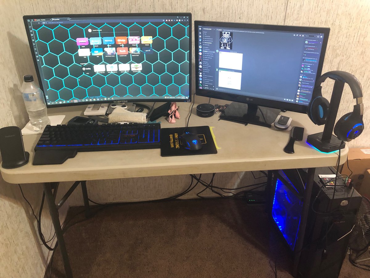 _XavierSilver_'s tweet photo. @4dgamingco The most recent changes have been using a foldable table as a desk and a brand new headset w/ holder, I’m due for some upgrades https://t.co/FtPUY3v0QY