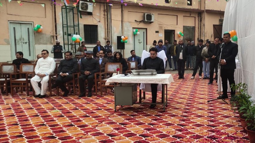 जिलाधिकारी #Agra द्वारा कलेक्ट्रेट प्रांगणन में 74वें गणतंत्र दिवस के अवसर पर राष्ट्रीय ध्वजारोपण कर, समस्त प्रशासनिक अधिकारी/कर्मचारियों के साथ "गणतंत्र दिवस समारोह 2023" मनाया गया।  

सभी को गणतंत्र दिवस की हार्दिक शुभकामनाएं।