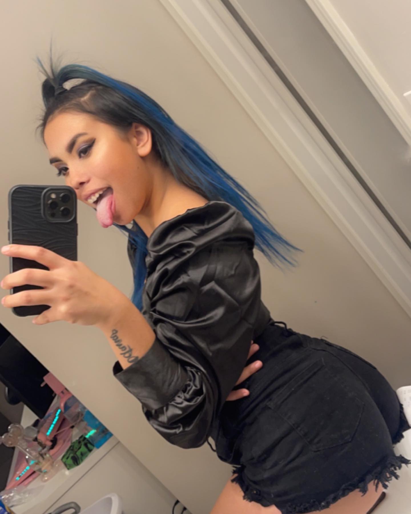 Sabrina Hellfire on X: Just chilling. At home t.coH4d2r6a7xX  X