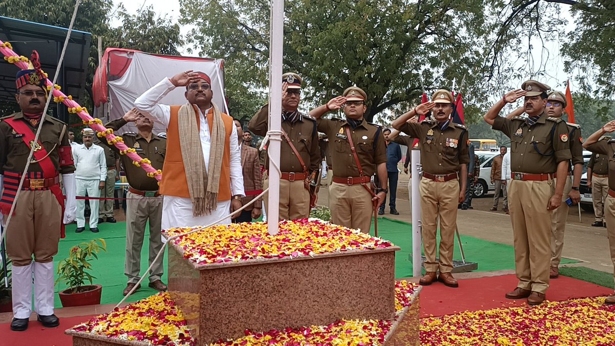 bandapolice's tweet photo. #bandapolice 74वें #गणतंत्रता_दिवस के अवसर पर पुलिस लाइन में मुख्य अतिथि मा0 जलशक्ति राज्यमंत्री @UPGovt श्री रामकेश निषाद द्वारा  किया गया ध्वजारोहण। 
#UPPolice https://t.co/CkJq6yyAn2