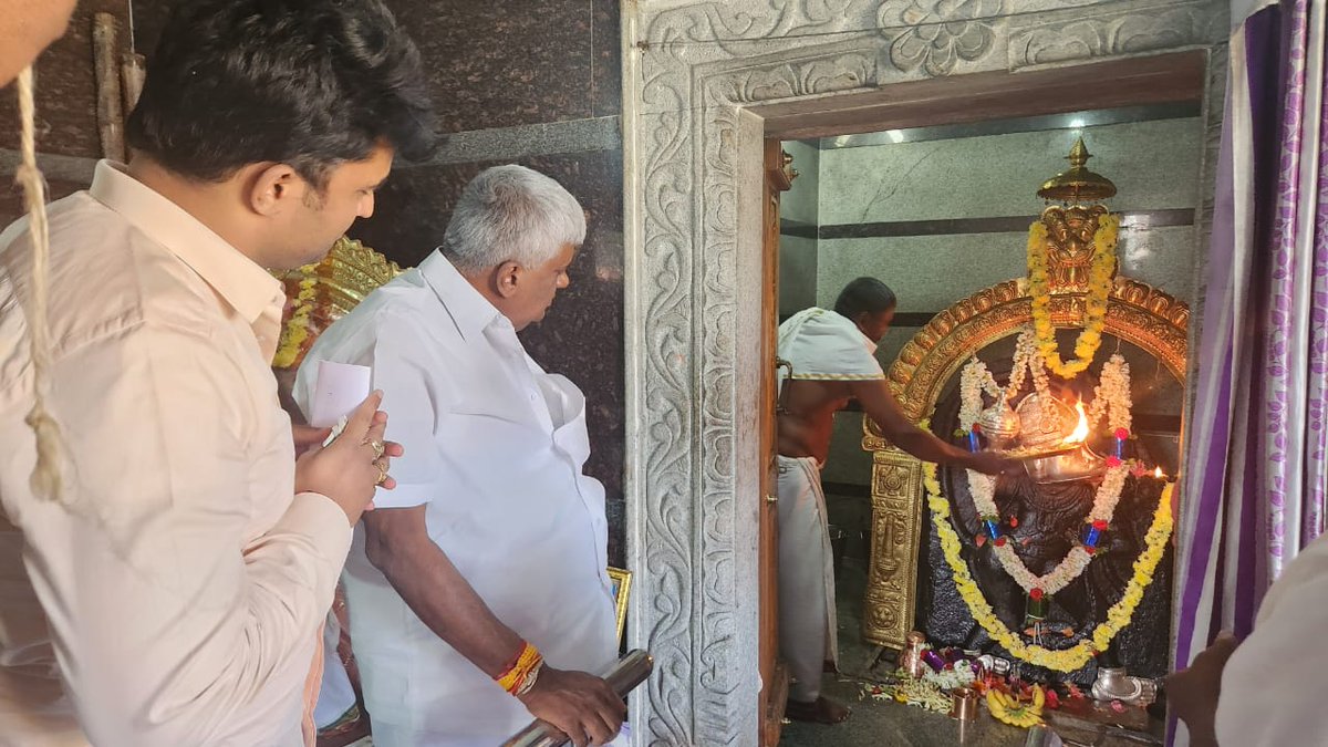 SurajMlc's tweet photo. ಹೊಳೆನರಸೀಪುರ ವಿಧಾನಸಭಾ ಕ್ಷೇತ್ರ ವ್ಯಾಪ್ತಿಯ ದಂಡಿಗನಹಳ್ಳಿ ಹೋಬಳಿ, ಎ.ಕಾಳೇನಹಳ್ಳಿ ಗ್ರಾಮಕ್ಕೆ ಮಾಜಿ ಸಚಿವರು ಹಾಗೂ ಶಾಸಕರಾದ ಹೆಚ್.ಡಿ ರೇವಣ್ಣ ಅವರು ಮತ್ತು ಅಧಿಕಾರಿಗಳೊಂದಿಗೆ ಭೇಟಿ ನೀಡಿ ಗ್ರಾಮದ ಅಭಿವೃದ್ಧಿ ಕಾಮಗಾರಿ ಕುರಿತು ಸ್ಥಳೀಯರಿಂದ ಅಹವಾಲು ಸ್ವೀಕರಿಸಿ,ಶ್ರೀಘ್ರದಲ್ಲೇ ಗ್ರಾಮದ ಸಮಸ್ಯೆ ಸರಿಪಡಿಸುವಂತೆ ಅಧಿಕಾರಿಗೆ ಸೂಚಿಸಲಾಯಿತು. https://t.co/CERljeMQsw