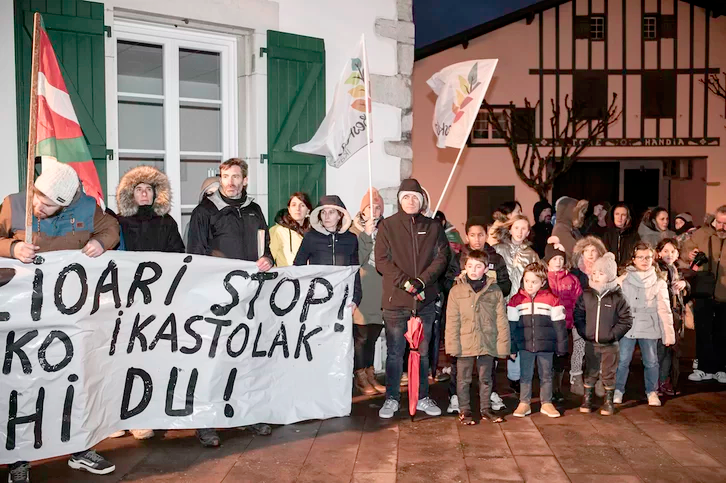MediabaskInfo's tweet photo. [TRIBUNE LIBRE] Affaire de la cantine à #Briscous : « Notre enfant est la seule enfant scolarisée à Briscous à subir vos décisions abjectes », par les parents de l’élève discriminée #quotas #ikastola #euskara @seaskaikastola 
https://t.co/SCnji93JTU https://t.co/4ODc5l7Tsv