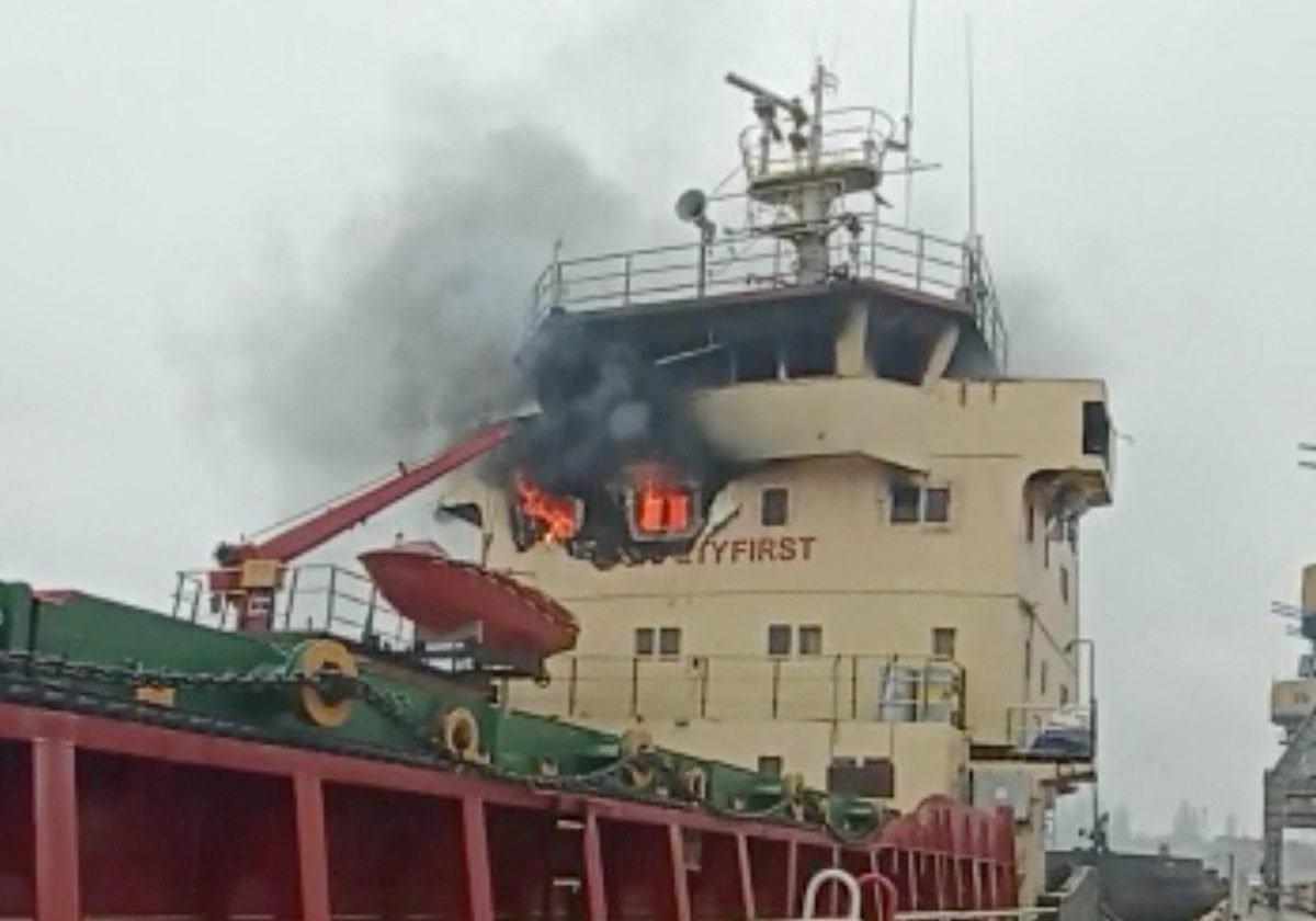 Defence_IDA's tweet photo. #Breaking_News
A general cargo ship owned by a Turkish company caught fire after being hit by a missile in Kherson port, located in southern Ukraine, as per the reports from video footage and shipping sources.
#Turkish #Cargoship #Ukraine #Turkishship https://t.co/0tMNvCXPxT